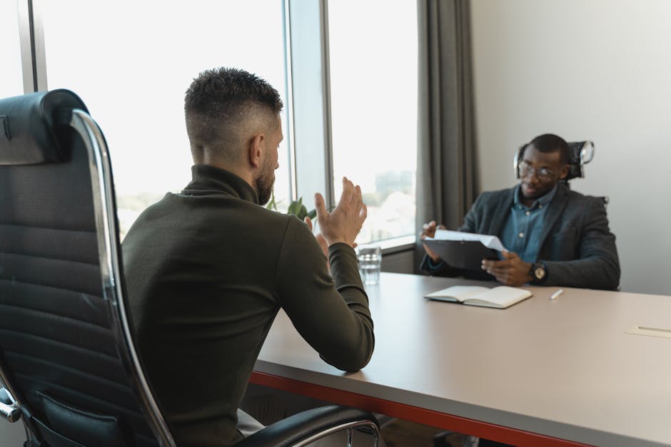Een recruiter beoordeelt sollicitanten tijdens het recruitmentproces, met aandacht voor een effectieve screening.