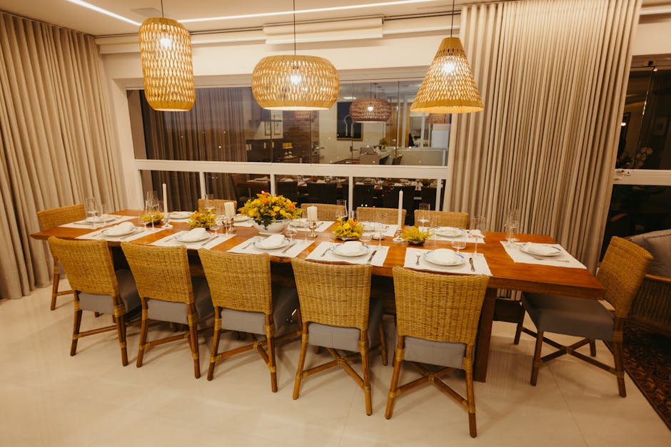 Een stijlvolle eikenhouten eettafel in een moderne eetkamer met een warme sfeer.