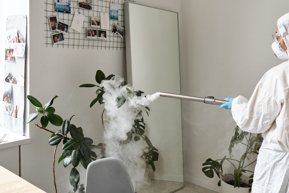 Een krachtige stoomreiniger in gebruik voor het reinigen van een vloer en het verwijderen van hardnekkig vuil.
