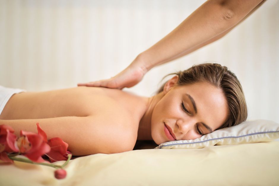 Een massagekussen dat wordt gebruikt voor het verlichten van rug- en nekklachten in een comfortabele omgeving.