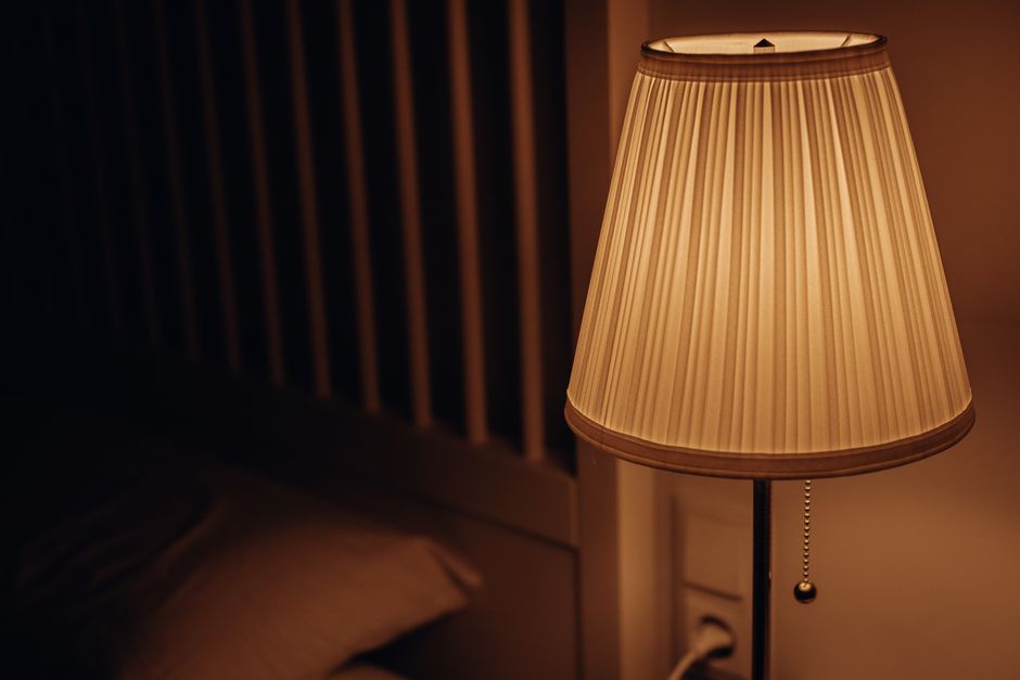 Stijlvolle wandlampen en vloerlampen in een moderne woonkamer, die sfeer en functionaliteit combineren.