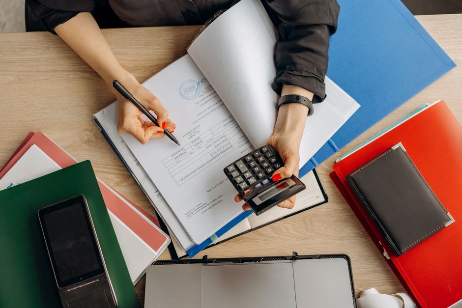 Een moderne zakelijke omgeving met digitale bankoplossingen en teamwork.